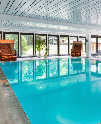 Der Wellnessbereich mit Pool und Sauna lädt zum Entspannen nach einem erlebnisreichen Tag ein.