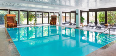 Der Wellnessbereich mit Pool und Sauna lädt zum Entspannen nach einem erlebnisreichen Tag ein.