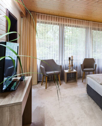 Das Hotel verfügt über verschiedene Zimmertypen - wählen Sie zwischen Standard-, geräumigeren Komfort- oder extra schönen Superior-Zimmern.