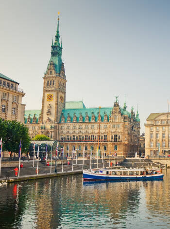 Dra på en fantastisk storbytur til Hamburg og utforsk det brede utvalget av kultur- og kaféliv, samt shopping og sightseeing.