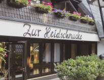 Slapp av på 4-stjernershotellet Hotel Zur Heidschnucke, som ligger i naturskjønne omgivelser i nærheten av Lüneburger Heide.