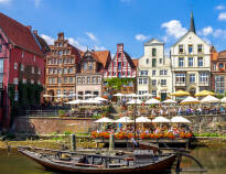 Besök den historiska staden  Lüneburg som bland annt är känd för sina äldre delar och de många gotiska byggnaderna