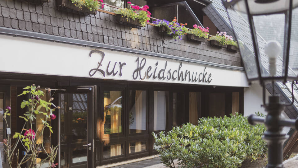 Slap af på det 4-stjernede Hotel Zur Heidschnucke, som ligger i naturskønne omgivelser tæt på Lüneburger Heide.