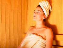 Slap af i hotellets wellnessoase med finsk sauna, afslapningsområde, massage, spabad og 'BrainLight'.