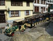 Tg en tur med Quedlinburger Bimmelbahn, hvor I kommer på en herlig rejse gennem den historiske by.