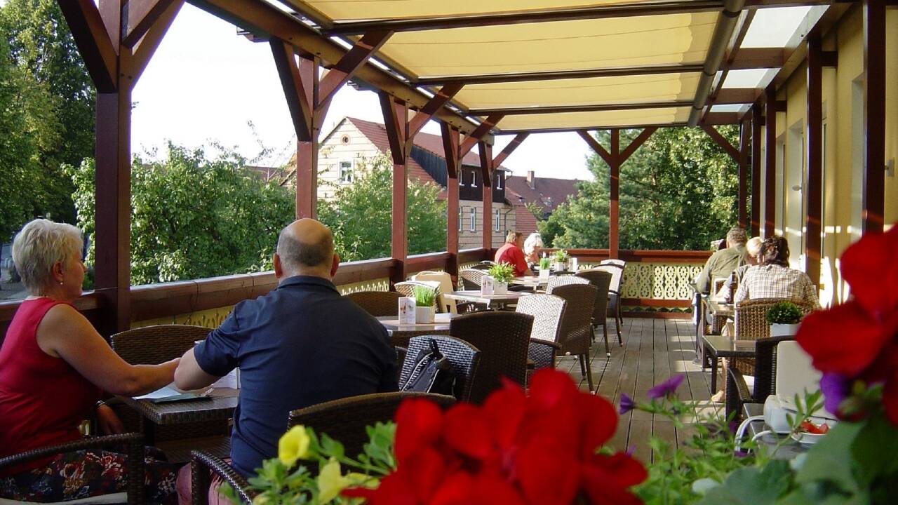 Herzliche Gastfreundschaft erwartet Sie im hoteleigenen Restaurant mit Terrasse, auf der Sie köstliches Essen genießen können.