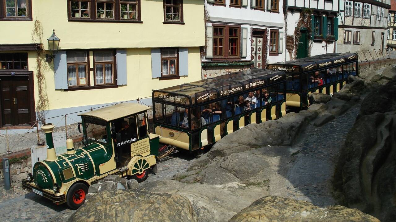 Der Aufenthalt beinhaltet eine Fahrt mit der Quedlinburger Bimmelbahn, mit der Sie eine herrliche Reise durch die historische Stadt unternehmen.