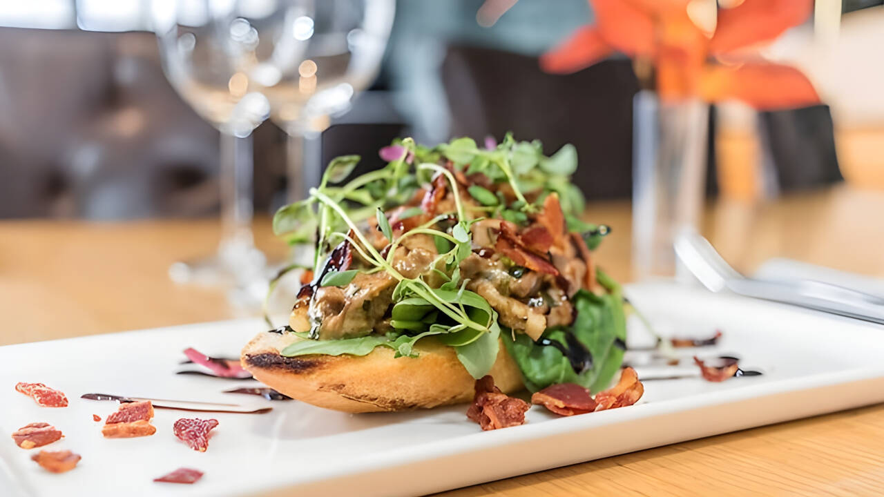 Restauranten serverer et utvalg svenske og internasjonale favoritter i et hyggelig miljø.