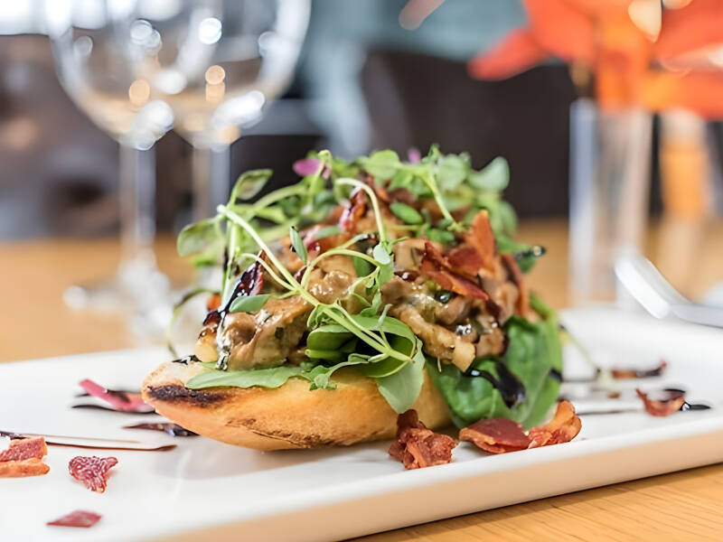 Restauranten serverer et utvalg svenske og internasjonale favoritter i et hyggelig miljø.