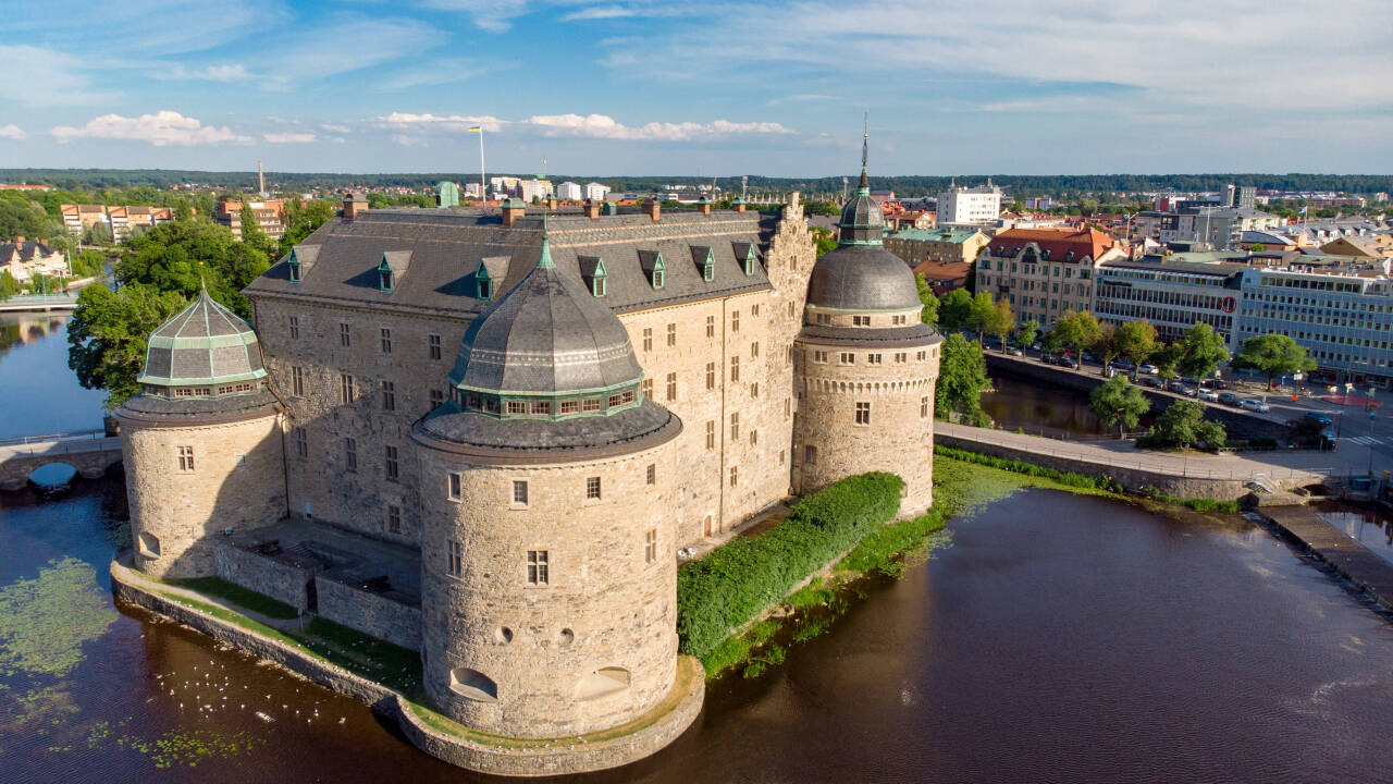 Besøk Örebro slott eller opplev sjarmen og historien i den stemningsfulle gamlebyen i nærheten.