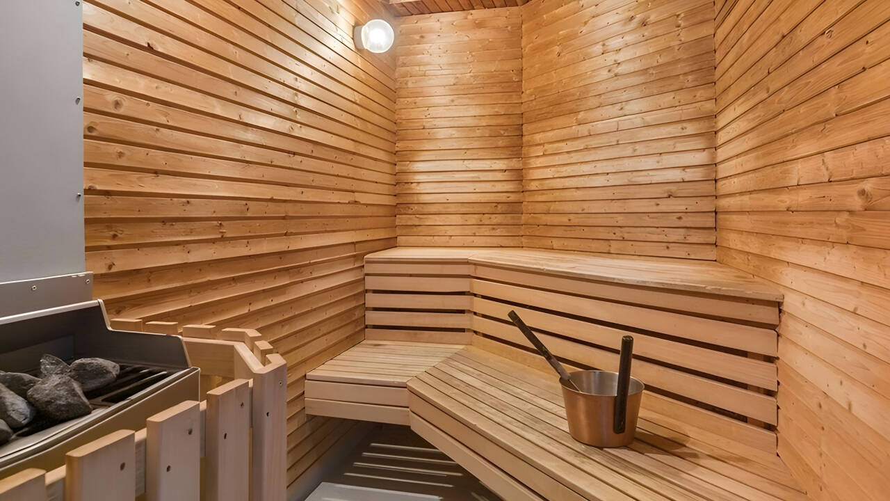 Treningsrom, badstue og avslapningsområde gir gode muligheter for avkobling og velvære.