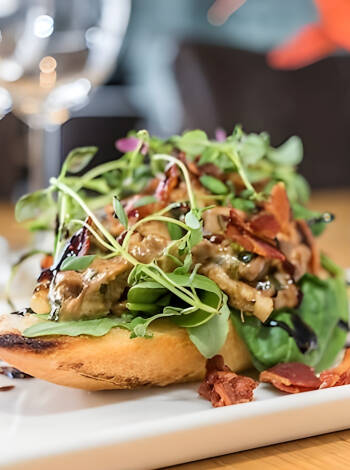 Restaurang som serverar svenska och internationella favoriter i en välkomnande miljö.