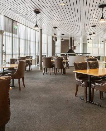 Die Bar, das Bistro und das Frühstücksbuffet sorgen für einen entspannten Start in den Tag und gemütliche Abende.