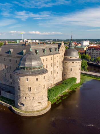 Besök Örebro slott eller upptäck charmen och historien i den stämningsfulla gamla staden.