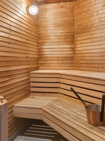 Fitnessraum, Sauna und Ruhebereich laden zum Abschalten und Entspannen ein.