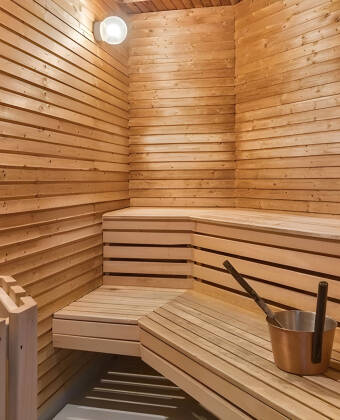 Fitnessraum, Sauna und Ruhebereich laden zum Abschalten und Entspannen ein.