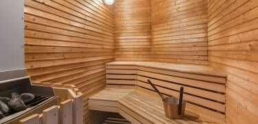 Fitnessraum, Sauna und Ruhebereich laden zum Abschalten und Entspannen ein.