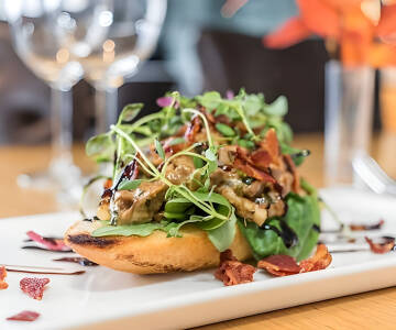 Restaurang som serverar svenska och internationella favoriter i en välkomnande miljö.