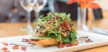 Restaurang som serverar svenska och internationella favoriter i en välkomnande miljö.