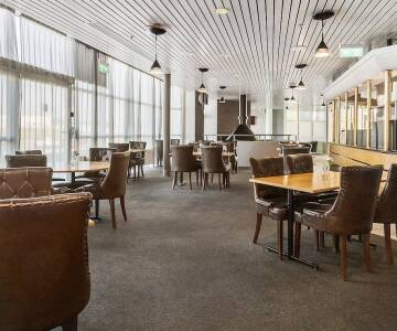 Her er bar, bistro og morgenmadsbuffet på stedet – perfekt til en god start på dagen og afslappede aftener.