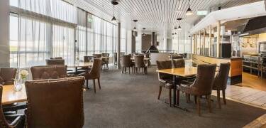 Her er bar, bistro og morgenmadsbuffet på stedet – perfekt til en god start på dagen og afslappede aftener.