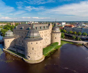 Besök Örebro slott eller upptäck charmen och historien i den stämningsfulla gamla staden.