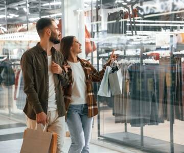 Praktisk beliggenhet nær motorveier, kjøpesentre og kollektivtransport for enkel reise.