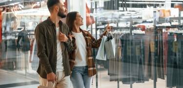 Praktisk beliggenhet nær motorveier, kjøpesentre og kollektivtransport for enkel reise.