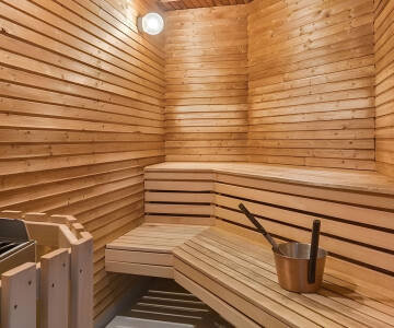 Fitness, sauna og afslapningsområder giver plads til både fornyelse og velvære.