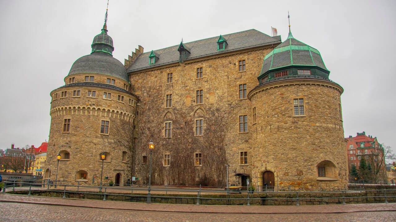 Besøg Örebro hvor I bl.a. kan se det historiske slot, shoppe og slappe af i byparken