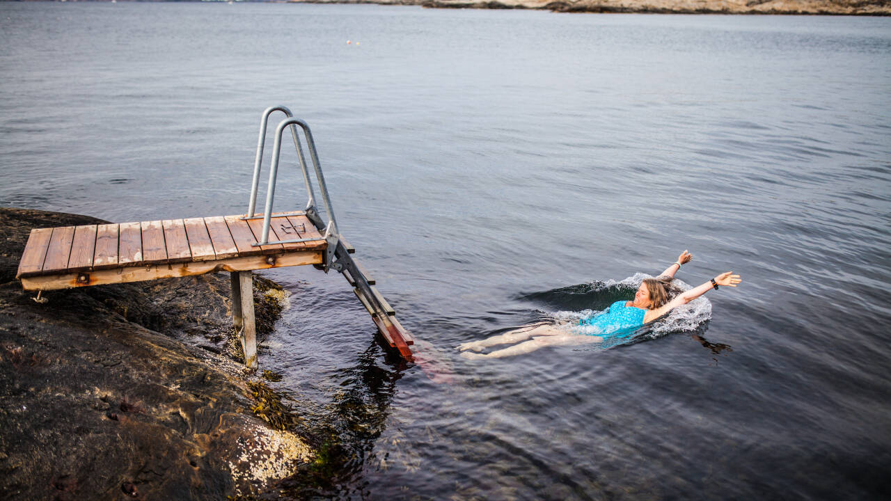 Ta et morgenbad rett fra de glattskurte svabergene.