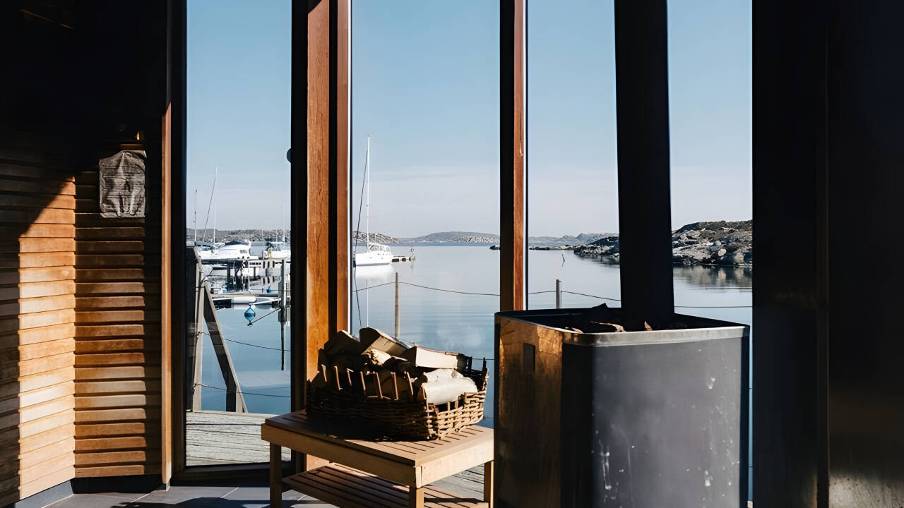 Hotellets badstue og boblebad har utsikt over den vakre skjærgården.