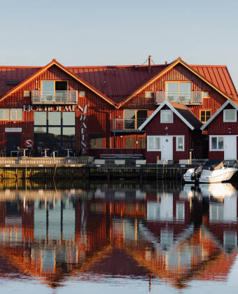 Bestill et avslappende opphold på Björholmen Hotell, ytterst på rolige Tjörn.
