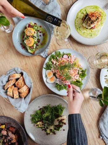 Restauranten byr på sesongbaserte svenske retter med lokale råvarer.