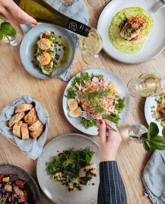 Das Restaurant serviert saisonale schwedische Küche mit regionalen Zutaten.
