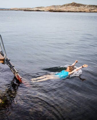Beginnen Sie Ihren Tag mit einem Sprung ins Wasser direkt von den Granitfelsen.