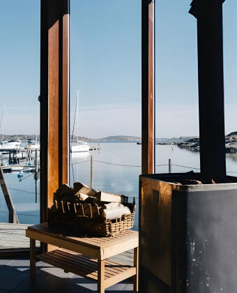 Hotellets badstue og boblebad har utsikt over den vakre skjærgården.