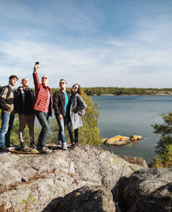 Närliggande öar och naturreservat ger fina möjligheter till vandring.