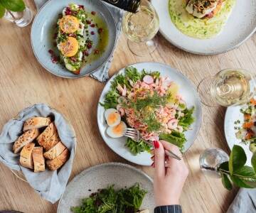 Das Restaurant serviert saisonale schwedische Küche mit regionalen Zutaten.