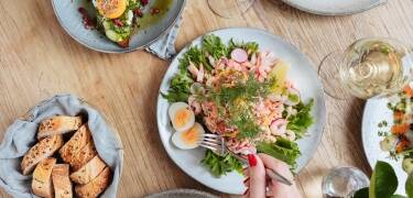 Das Restaurant serviert saisonale schwedische Küche mit regionalen Zutaten.