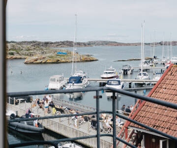 Nyd den betagende udsigt over kysten fra din egen balkon.