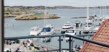Genießen Sie die atemberaubende Küstenaussicht von Ihrem Balkon.