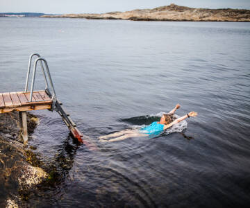 Beginnen Sie Ihren Tag mit einem Sprung ins Wasser direkt von den Granitfelsen.