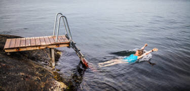 Beginnen Sie Ihren Tag mit einem Sprung ins Wasser direkt von den Granitfelsen.