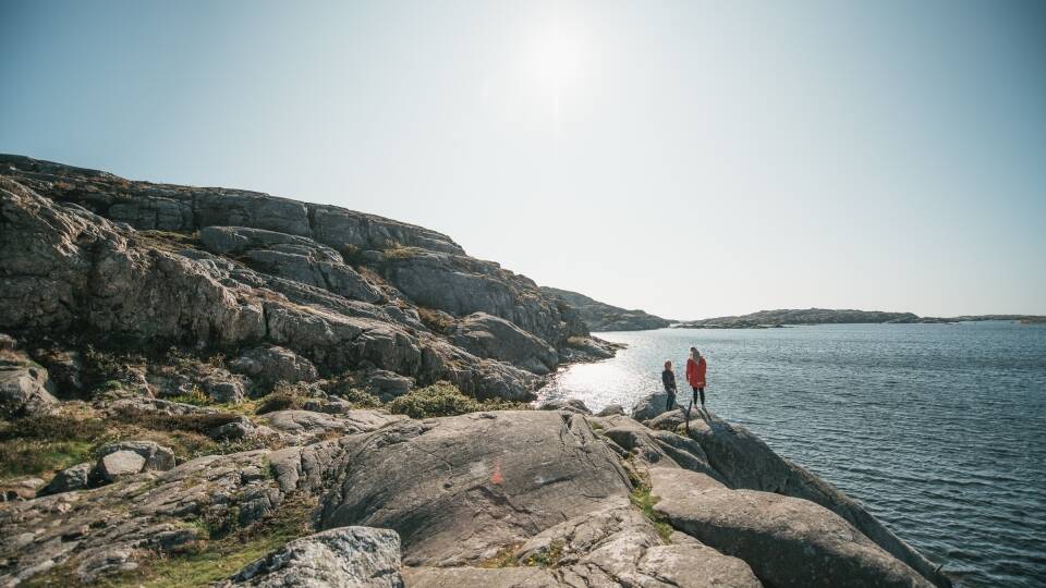 Go on an archipelago holiday on the Swedish west coast and stay directly between the rocks with a stay at Hav & Logi