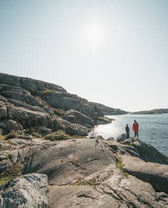 Go on an archipelago holiday on the Swedish west coast and stay directly between the rocks with a stay at Hav & Logi