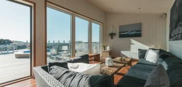 I bliver indlogeret i en lækker arkitektdesignet og moderne familielejlighed med plads til syv personer