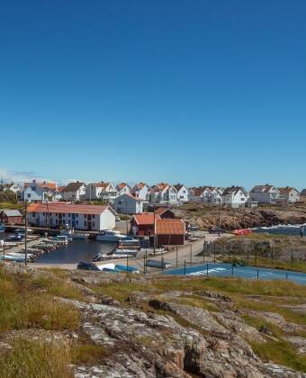 Hav & Logi is located on the Bohuslän island, Tjörn, and houses an idyllic coastal community with archipelagoes and rocky landscapes