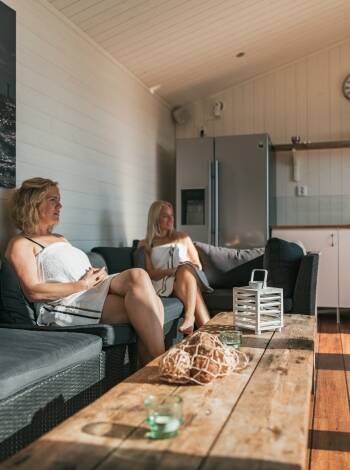 Die Apartments verfügen über ein großes Wohnzimmer, eine gut ausgestattete Küche, ein Badezimmer und einen eigenen Balkon oder eine Terrasse.