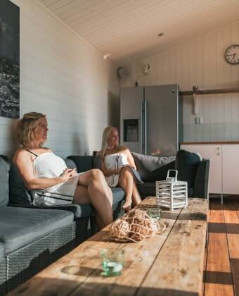 Die Apartments verfügen über ein großes Wohnzimmer, eine gut ausgestattete Küche, ein Badezimmer und einen eigenen Balkon oder eine Terrasse.